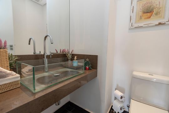Apartamento mobiliado com 3 quartos, closet e varanda na Cidade Monções. Oportunidades de compra. — Lavabo