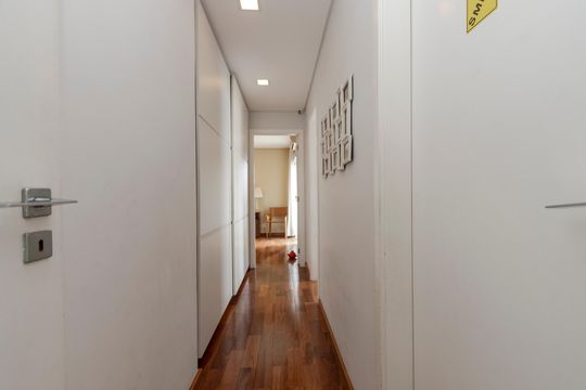 Apartamento mobiliado com 3 quartos, closet e varanda na Cidade Monções. Oportunidades de compra. — Corredor