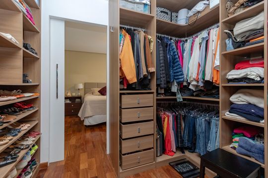 Apartamento mobiliado com 3 quartos, closet e varanda na Cidade Monções. Oportunidades de compra. — Closet da Suíte 1