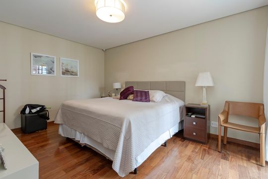 Apartamento mobiliado com 3 quartos, closet e varanda na Cidade Monções. Oportunidades de compra. — Suíte 1