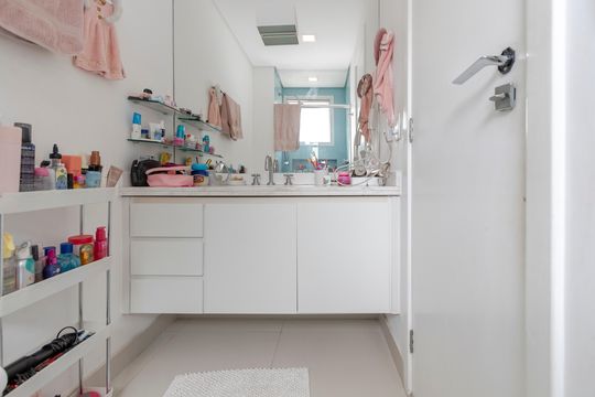 Apartamento mobiliado com 3 quartos, closet e varanda na Cidade Monções. Oportunidades de compra. — Banheiro da Suíte 3