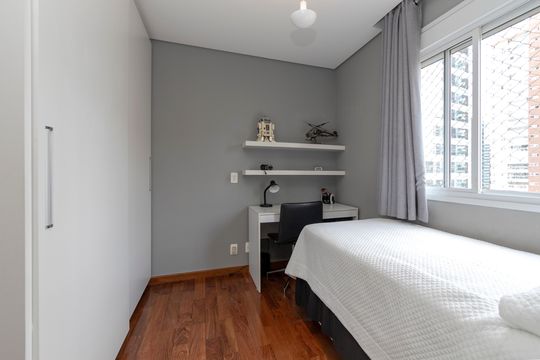 Apartamento mobiliado com 3 quartos, closet e varanda na Cidade Monções. Oportunidades de compra. — Suíte 2
