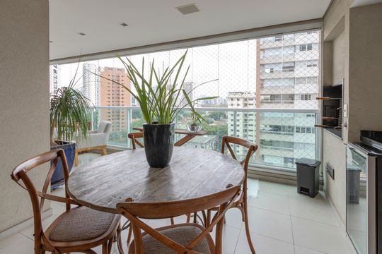 Apartamento mobiliado com 3 quartos, closet e varanda na Cidade Monções. Oportunidades de compra. — Varanda