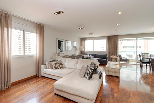 Apartamento mobiliado com 3 quartos, closet e varanda na Cidade Monções. Oportunidades de compra. — Sala