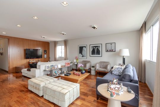 Apartamento mobiliado com 3 quartos, closet e varanda na Cidade Monções. Oportunidades de compra. — Sala