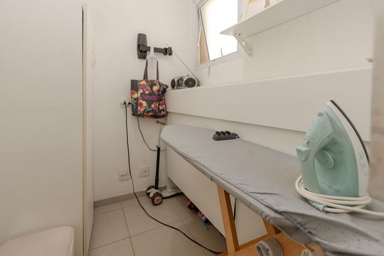 Apartamento mobiliado com 3 quartos, closet e varanda na Cidade Monções. Oportunidades de compra. — Quarto de Serviço