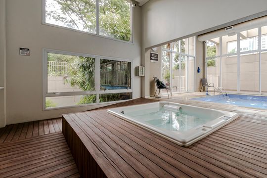 Apartamento mobiliado com 3 quartos, closet e varanda na Cidade Monções. Oportunidades de compra. — Hidromassagem