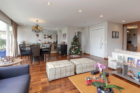 Apartamento mobiliado com 3 quartos, closet e varanda na Cidade Monções. Oportunidades de compra. — Sala
