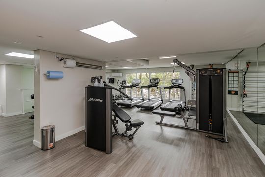 Apartamento mobiliado com 3 quartos, closet e varanda na Cidade Monções. Oportunidades de compra. — Academia