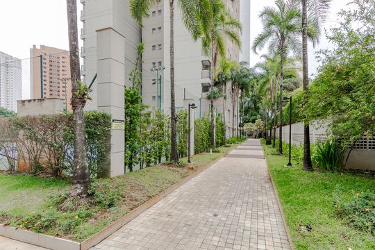Apartamento mobiliado com 3 quartos, closet e varanda na Cidade Monções. Oportunidades de compra. — Área Comum
