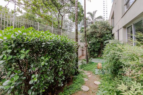 Apartamento mobiliado com 3 quartos, closet e varanda na Cidade Monções. Oportunidades de compra. — Espaço Pet