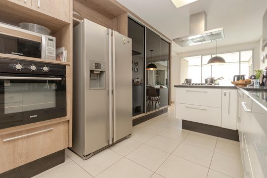 Apartamento mobiliado com 3 quartos, closet e varanda na Cidade Monções. Oportunidades de compra. — Cozinha