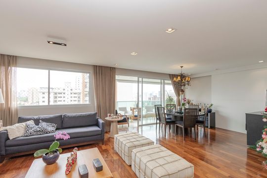 Apartamento mobiliado com 3 quartos, closet e varanda na Cidade Monções. Oportunidades de compra. — Sala
