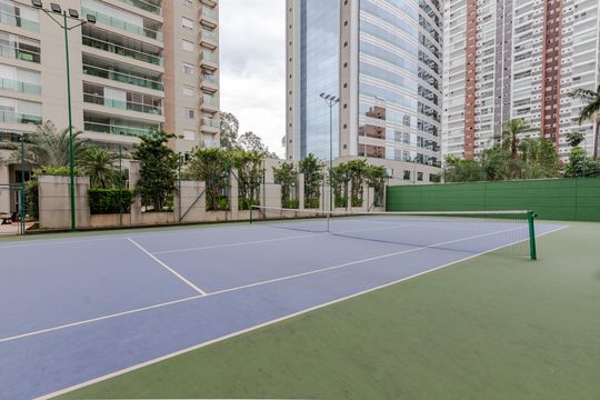 Apartamento mobiliado com 3 quartos, closet e varanda na Cidade Monções. Oportunidades de compra. — Quadra de Tenis