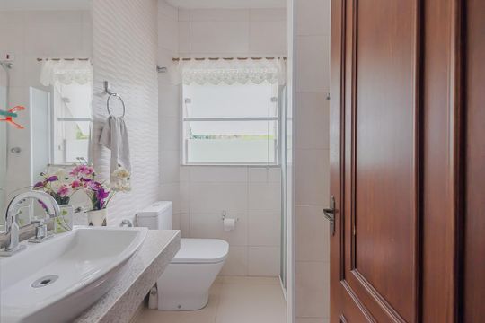 Comprar casa com 3 quartos, jardim e permite animais. — Banheiro