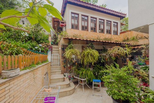 Comprar casa com 3 quartos, jardim e permite animais. — Quintal