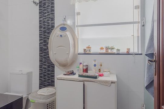Comprar casa com 3 quartos, jardim e permite animais. — Banheiro da Suíte