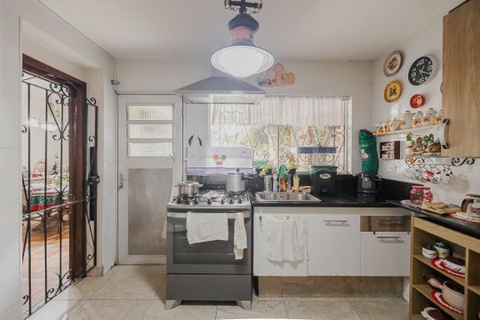 Comprar casa com 3 quartos, jardim e permite animais. — Cozinha