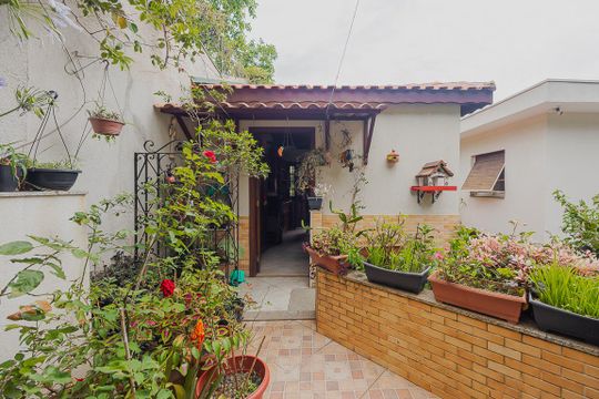 Comprar casa com 3 quartos, jardim e permite animais. — Jardim
