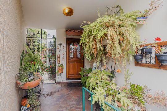 Comprar casa com 3 quartos, jardim e permite animais. — Entrada