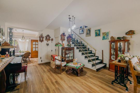 Comprar casa com 3 quartos, jardim e permite animais. — Sala