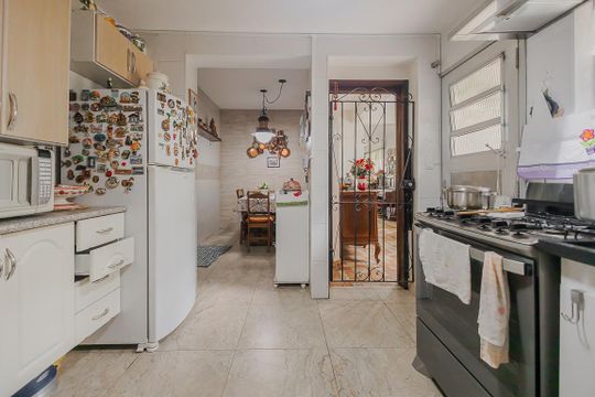 Comprar casa com 3 quartos, jardim e permite animais. — Cozinha