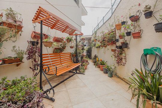 Comprar casa com 3 quartos, jardim e permite animais. — Quintal