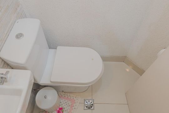 Comprar casa com 3 quartos, jardim e permite animais. — Lavabo
