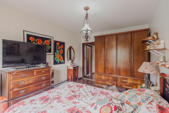 Comprar casa com 3 quartos, jardim e permite animais. — Suíte