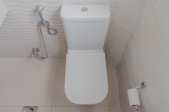 Comprar casa com 3 quartos, jardim e permite animais. — Banheiro