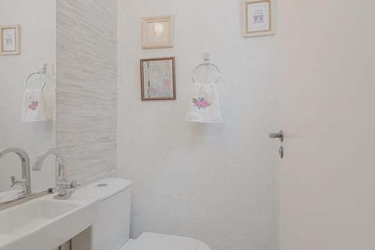 Comprar casa com 3 quartos, jardim e permite animais. — Lavabo
