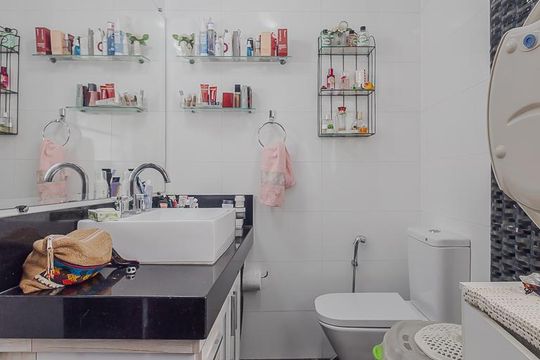 Comprar casa com 3 quartos, jardim e permite animais. — Banheiro da Suíte