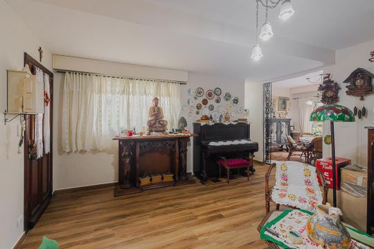 Comprar casa com 3 quartos, jardim e permite animais. — Sala
