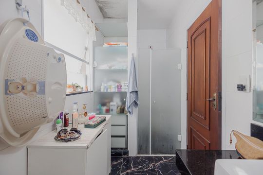 Comprar casa com 3 quartos, jardim e permite animais. — Banheiro da Suíte