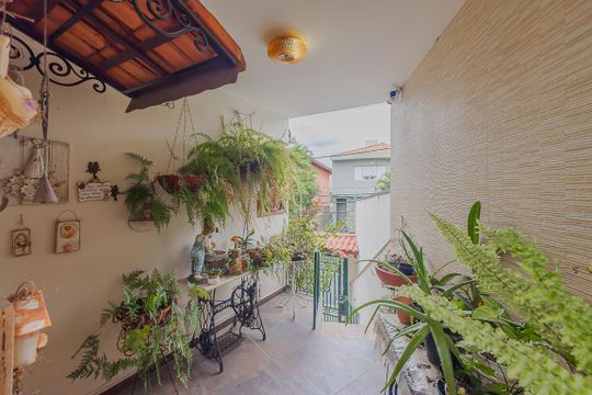 Comprar casa com 3 quartos, jardim e permite animais. — Entrada