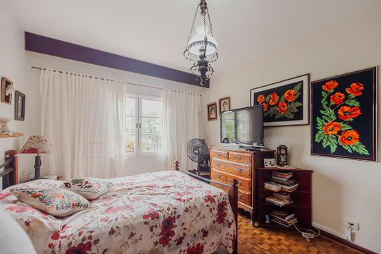 Comprar casa com 3 quartos, jardim e permite animais. — Suíte