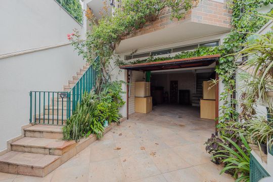 Comprar casa com 3 quartos, jardim e permite animais. — Garagem