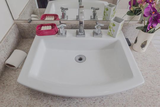 Comprar casa com 3 quartos, jardim e permite animais. — Banheiro