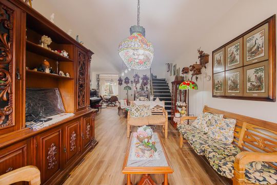 Comprar casa com 3 quartos, jardim e permite animais. — Sala