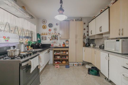 Comprar casa com 3 quartos, jardim e permite animais. — Cozinha