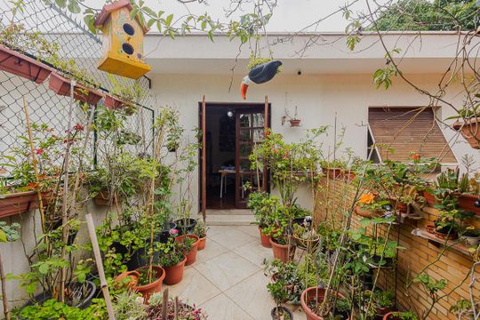 Comprar casa com 3 quartos, jardim e permite animais. — Jardim