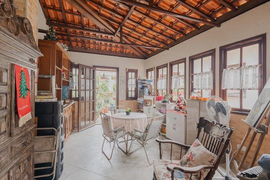 Comprar casa com 3 quartos, jardim e permite animais. — Terraço