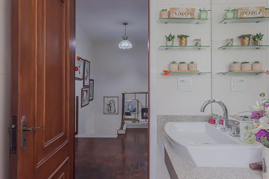 Comprar casa com 3 quartos, jardim e permite animais. — Banheiro