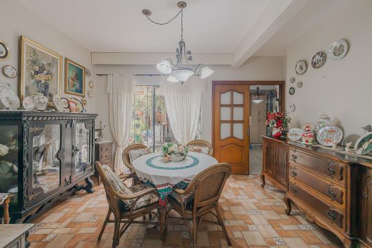 Comprar casa com 3 quartos, jardim e permite animais. — Sala