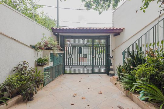 Comprar casa com 3 quartos, jardim e permite animais. — Garagem