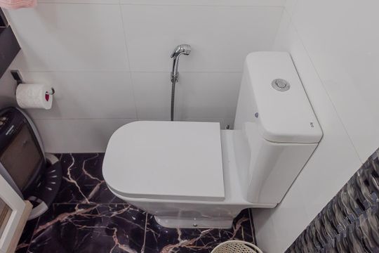 Comprar casa com 3 quartos, jardim e permite animais. — Banheiro da Suíte