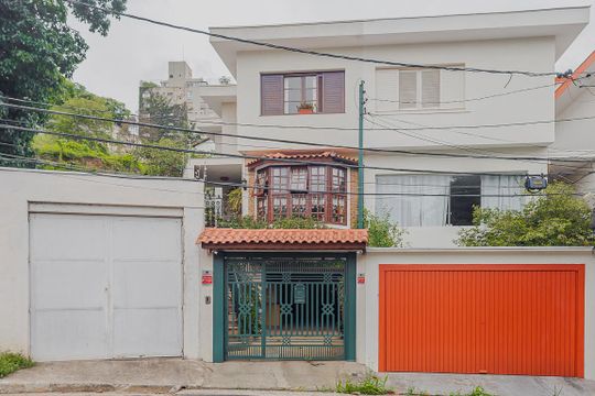 Comprar casa com 3 quartos, jardim e permite animais. — Fachada