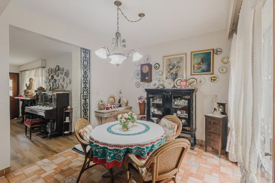 Comprar casa com 3 quartos, jardim e permite animais. — Sala