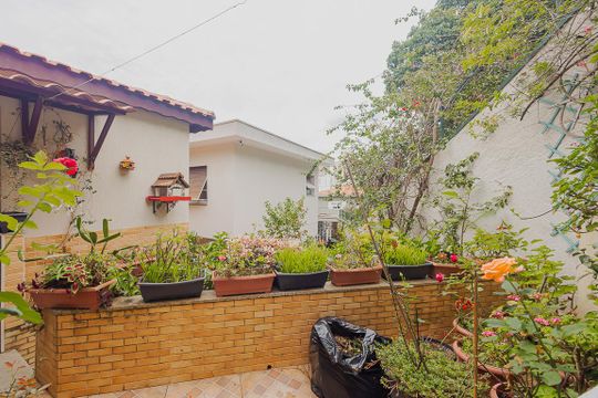 Comprar casa com 3 quartos, jardim e permite animais. — Jardim