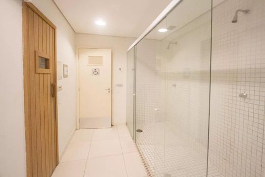 Compra apartamento mobiliado com varanda, 2 suítes em 2 quartos. — Área comum - Sauna